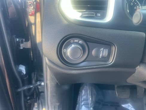 Used 2019 Jeep Renegade Sport w/ Sport Appearance Group AWD/4WD image 18