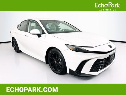 Used 2025 Toyota Camry SE FWD image 1