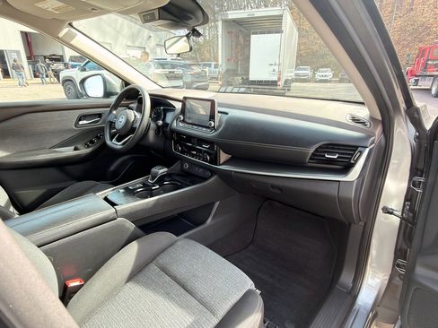 Used 2021 Nissan Rogue SV image 16