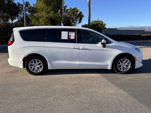 Used 2022 Chrysler Voyager LX image 9