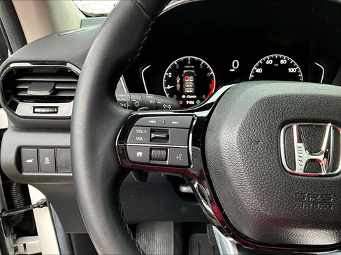 Used 2025 Honda Pilot EX-L image 11