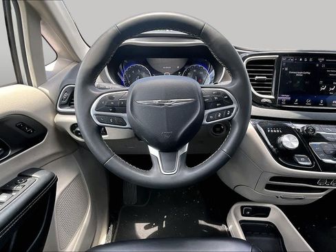 Used 2023 Chrysler Pacifica Touring-L FWD image 6