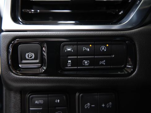 Used 2025 GMC Yukon Denali AWD/4WD image 36