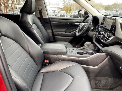 Certified 2025 Toyota Highlander XLE image 21