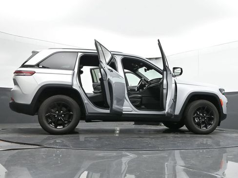 Used 2024 Jeep Grand Cherokee Altitude image 76