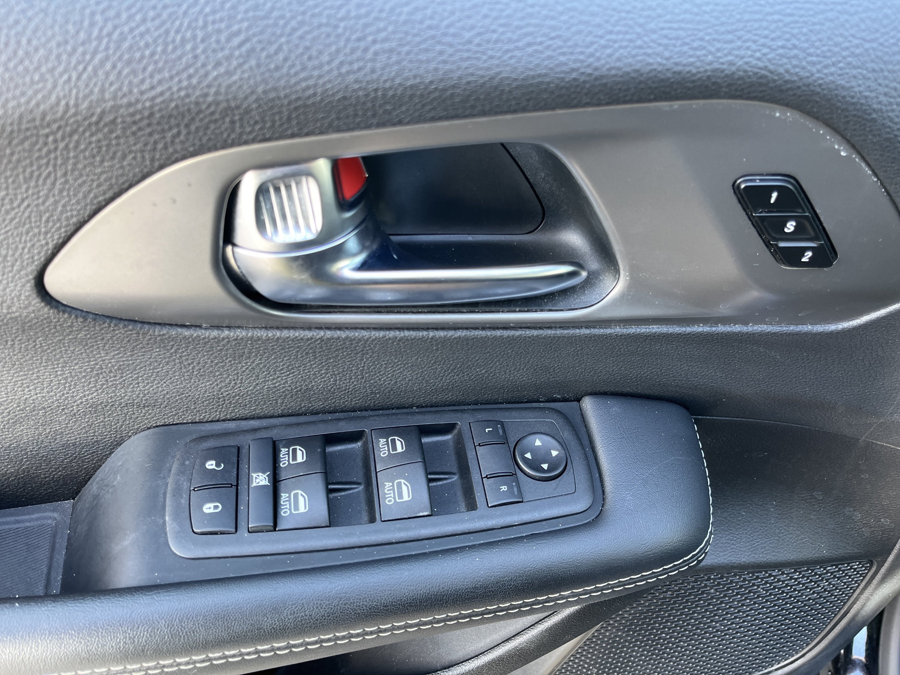Used 2025 Chrysler Pacifica Select FWD image 16