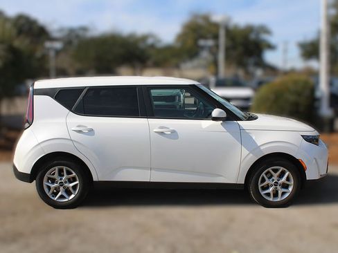 Used 2023 Kia Soul LX w/ LX Technology Package image 5