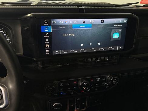 Used 2024 Jeep Wrangler Unlimited Sahara w/ Technology Group AWD/4WD image 17