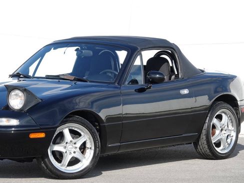 Used 1996 MAZDA MX-5 Miata RWD image 11