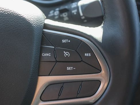 Used 2019 Jeep Cherokee Limited image 30