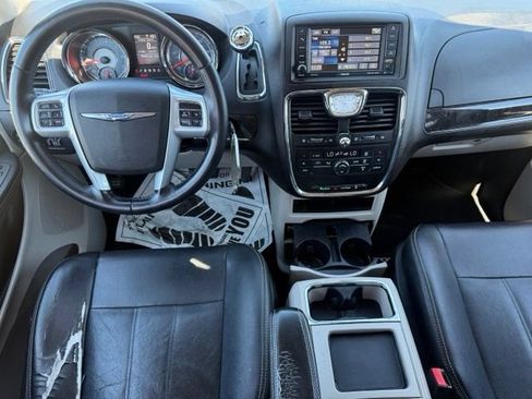 Used 2014 Chrysler Town & Country Touring FWD image 3