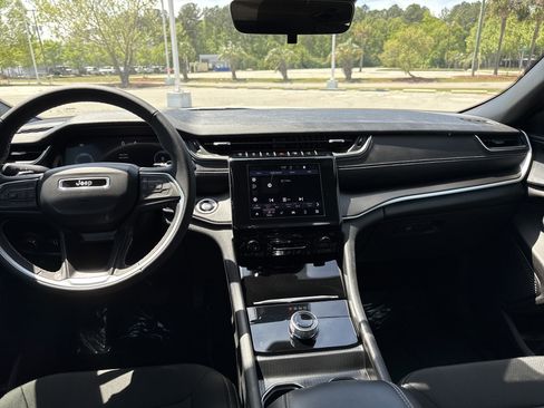 Used 2025 Jeep Grand Cherokee Laredo X image 27