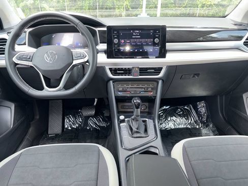 Used 2025 Volkswagen Taos SE w/ Panoramic Sunroof Package FWD image 2