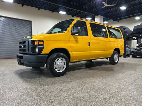 Used 2011 Ford E-150 and Econoline 150 Wagon RWD image 12