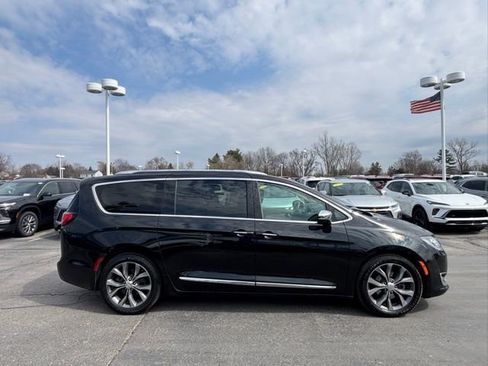Used 2018 Chrysler Pacifica Limited w/ Tire & Wheel Group image 4