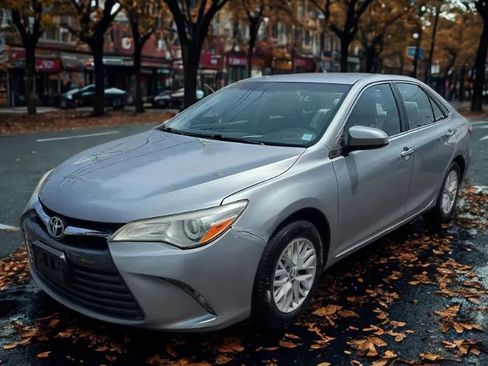 Used 2016 Toyota Camry SE image 3