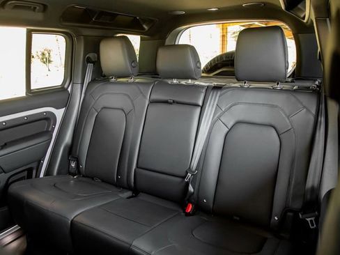 Used 2025 Land Rover Defender 110 X-Dynamic SE image 21