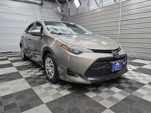 Used 2017 Toyota Corolla LE w/ Carpet Mat Package (TMS) FWD image 4
