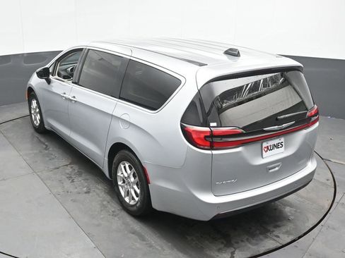 Used 2024 Chrysler Pacifica Touring-L FWD image 38