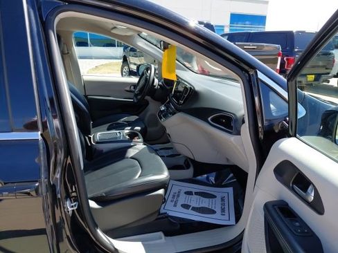 Used 2024 Chrysler Pacifica Touring-L image 10