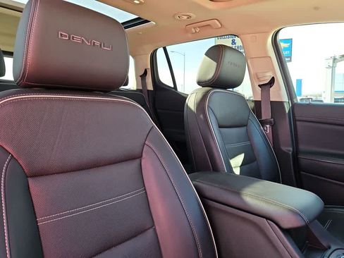 Used 2022 GMC Acadia Denali w/ Denali Ultimate Package FWD image 18