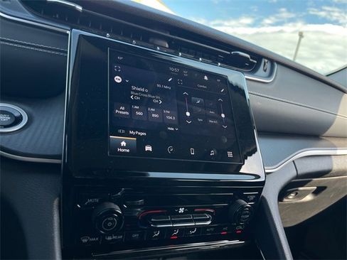 Used 2023 Jeep Grand Cherokee Laredo image 15