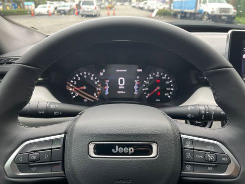 Used 2025 Jeep Compass Limited image 28