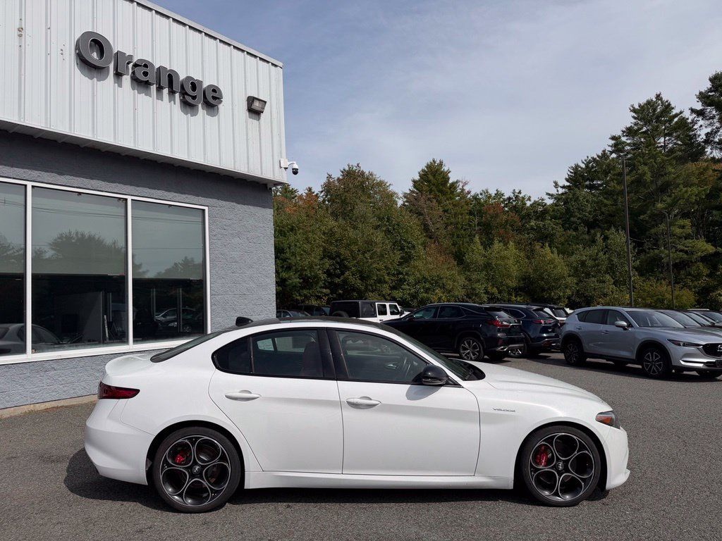 Used 2023 Alfa Romeo Giulia Veloce RWD image 7