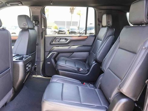Used 2025 GMC Yukon XL Denali AWD/4WD image 18