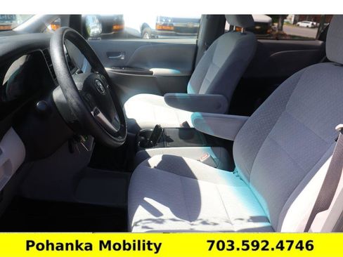 Used 2017 Toyota Sienna LE FWD image 30