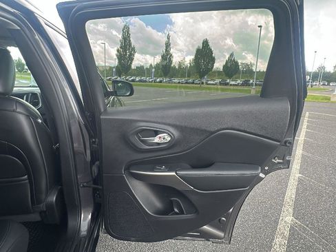 Used 2019 Jeep Cherokee Latitude Plus w/ Comfort/Convenience Group image 20