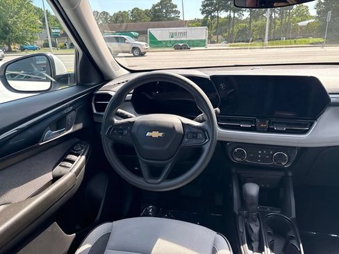 Used 2024 Chevrolet TrailBlazer LT FWD image 9