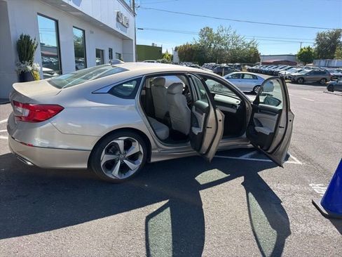 Used 2018 Honda Accord Touring image 10