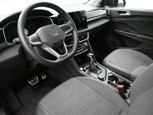 Certified 2025 Volkswagen Taos SE image 2