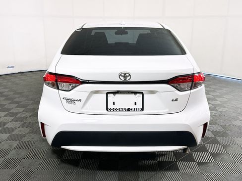 Used 2022 Toyota Corolla LE w/ LE Convenience Package FWD image 4
