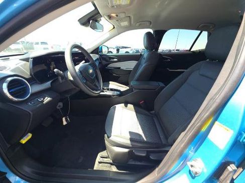 Used 2025 Chevrolet Trax LT image 7
