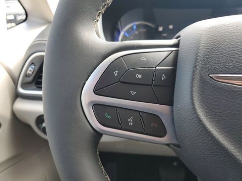 Used 2024 Chrysler Pacifica Select image 18