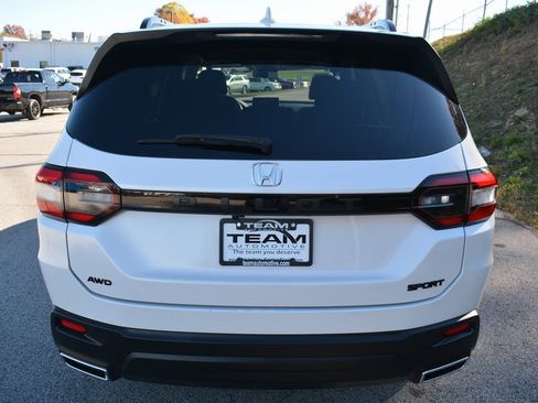 Used 2023 Honda Pilot Sport image 6