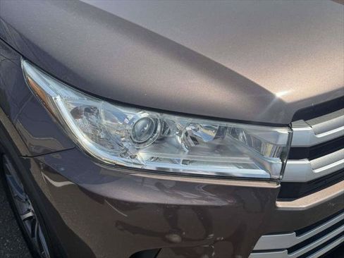 Used 2017 Toyota Highlander XLE AWD/4WD image 5