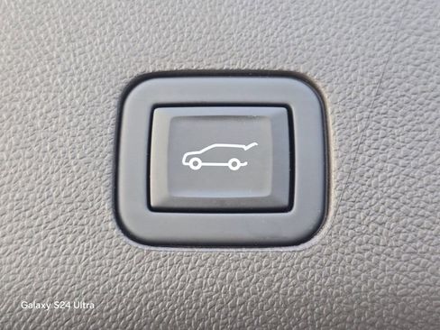 Used 2024 Cadillac Escalade Premium Luxury image 38