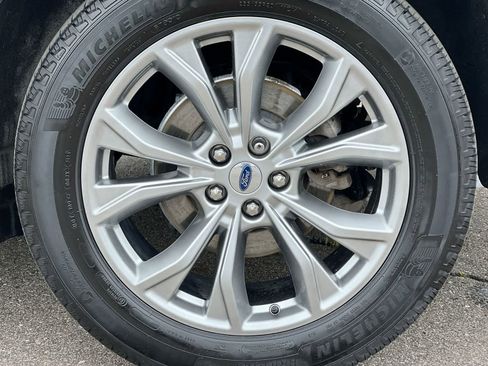 Used 2023 Ford Explorer XLT w/ Equipment Group 202A AWD/4WD image 14