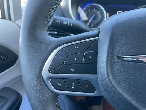 Used 2024 Chrysler Pacifica Touring-L image 21