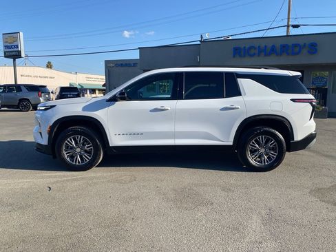 Used 2025 Chevrolet Traverse LT image 8