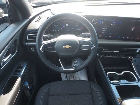 Used 2025 Chevrolet Traverse LT w/ Driver Confidence Package AWD/4WD image 16