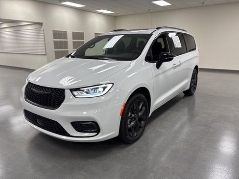 Used 2025 Chrysler Pacifica Limited image 3