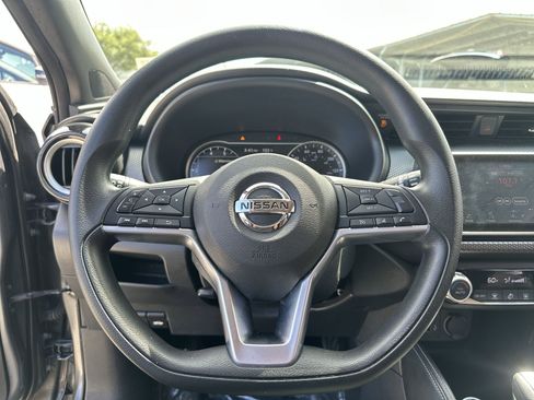 Used 2019 Nissan Kicks SV FWD image 11