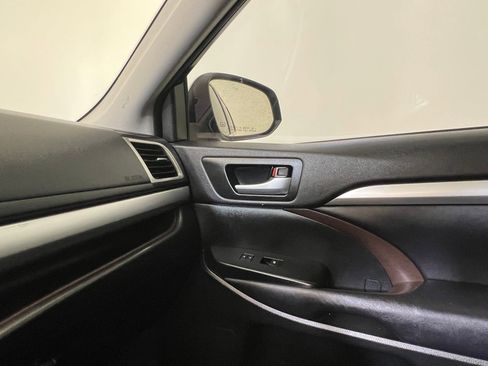 Used 2016 Toyota Highlander XLE image 29