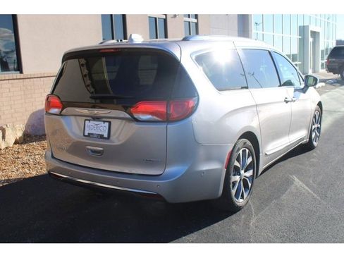 Used 2017 Chrysler Pacifica Limited w/ UConnect Theater Package image 3