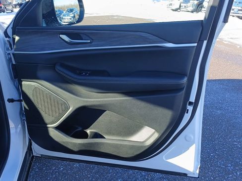 Used 2023 Jeep Grand Cherokee Limited image 49