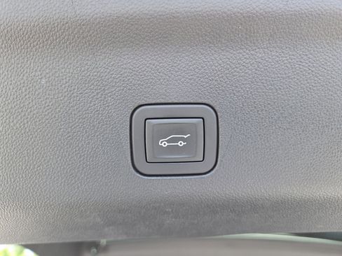 Used 2025 GMC Yukon XL Denali AWD/4WD image 24